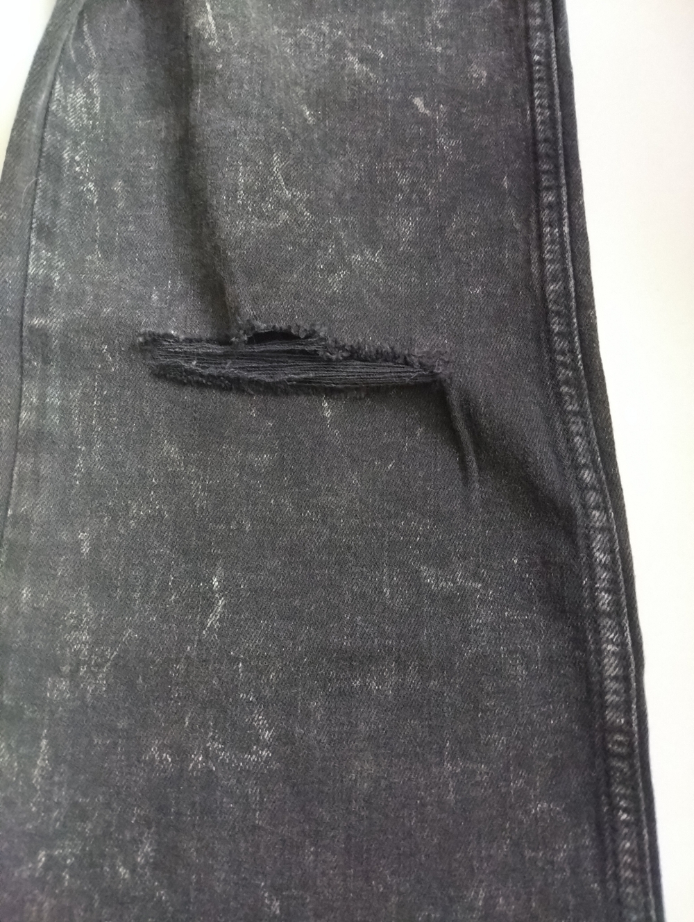 Wrangler Men's Black  Jeans with Subtle Distress New 32 X 30 - Picture 7 of 8